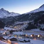 Apartment In Near Lift *